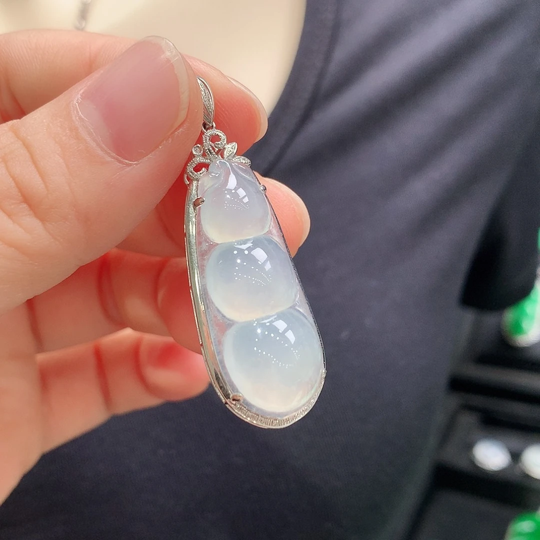 颈饰18K金镶嵌翡翠福豆