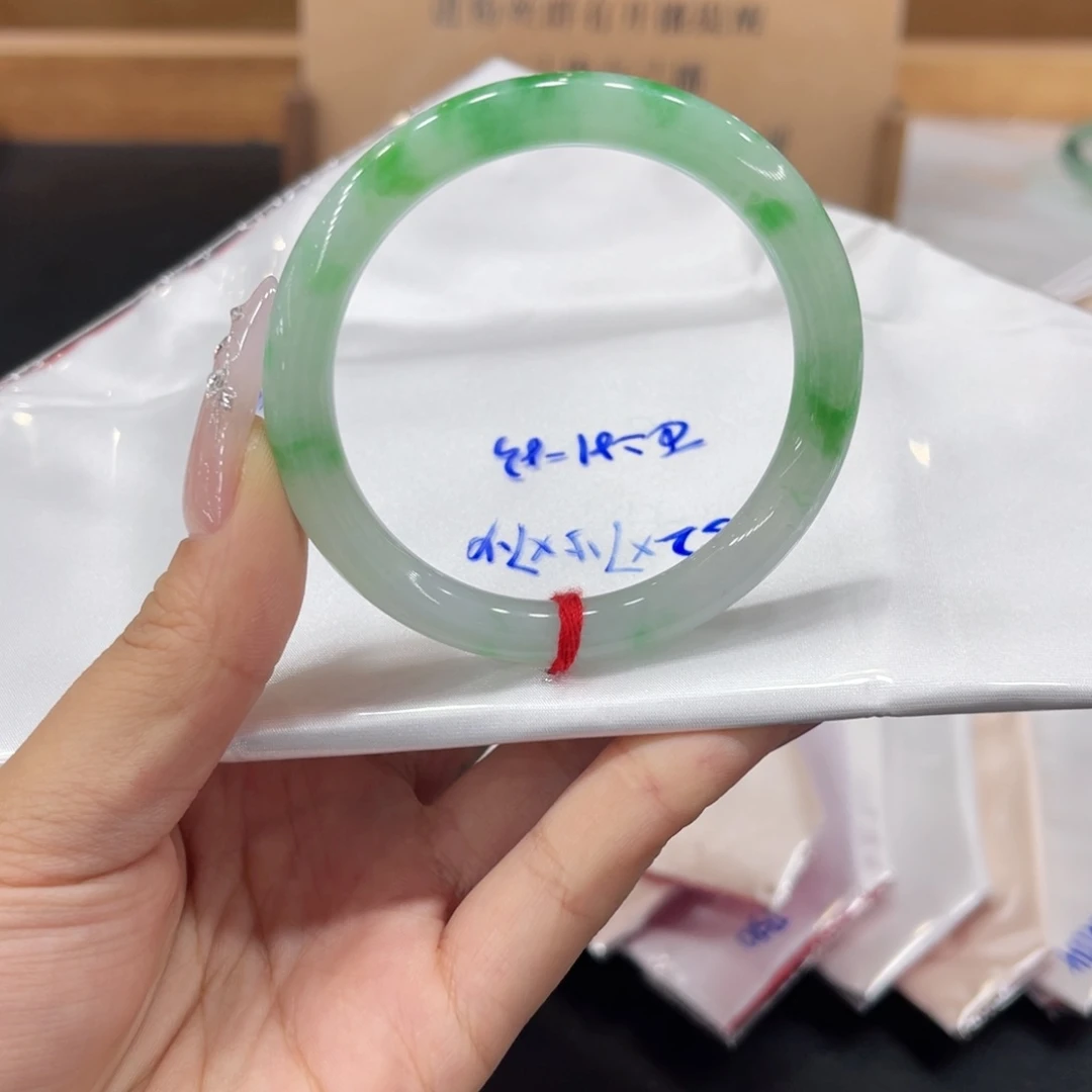 翡翠手镯未镶嵌翡翠