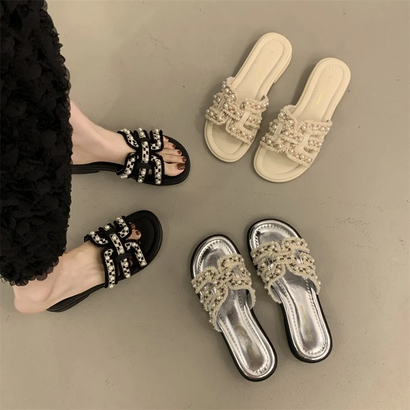 2025夏季新款银色小香风珍珠拖鞋女外穿百搭甜美一字凉拖爆款低跟