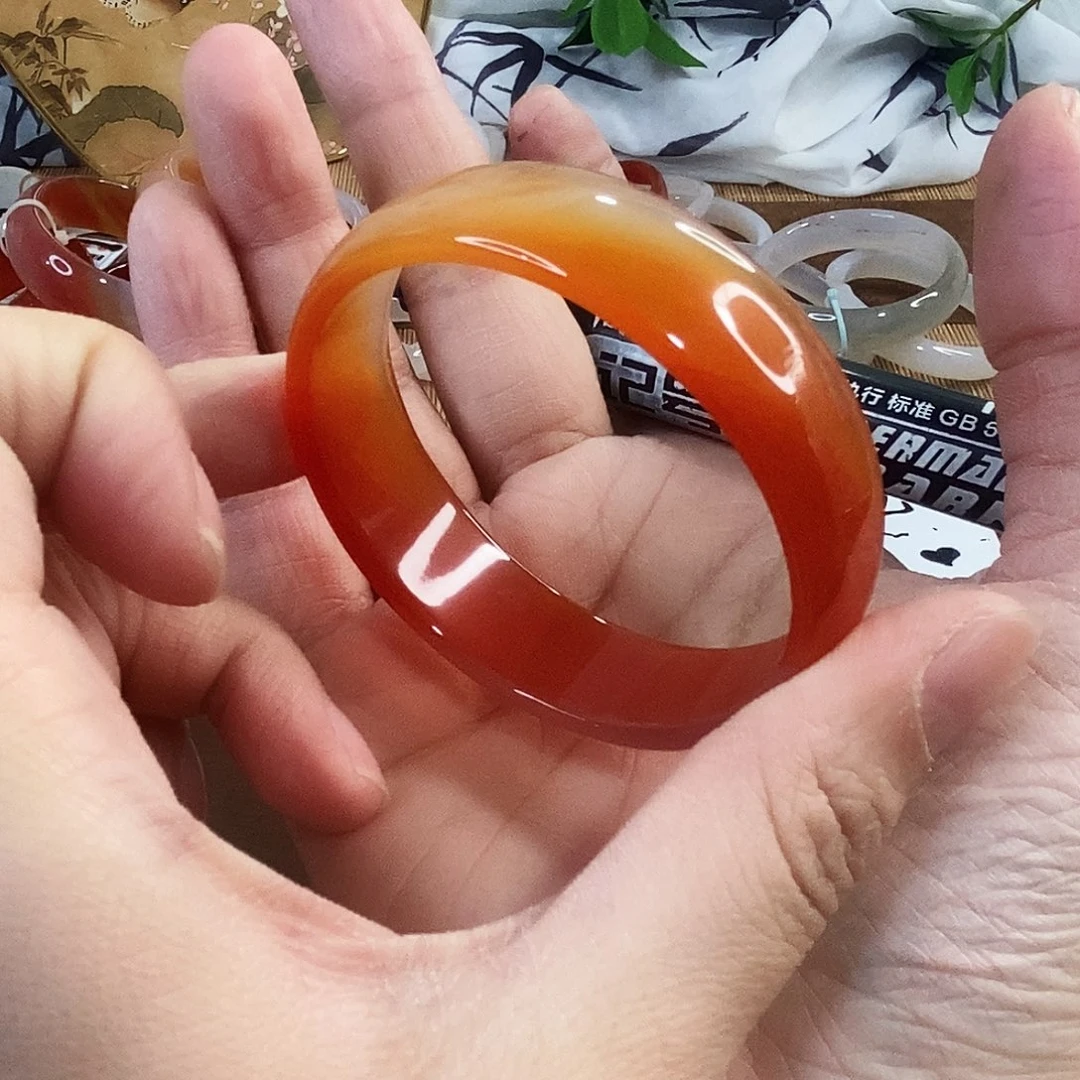 玛瑙/玉髓未镶嵌手镯0167。52.2圈。瑕