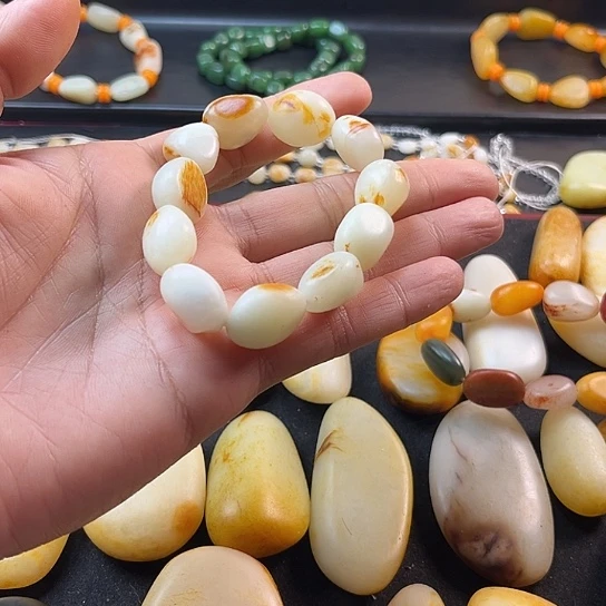 之***照和田玉未镶嵌颈饰