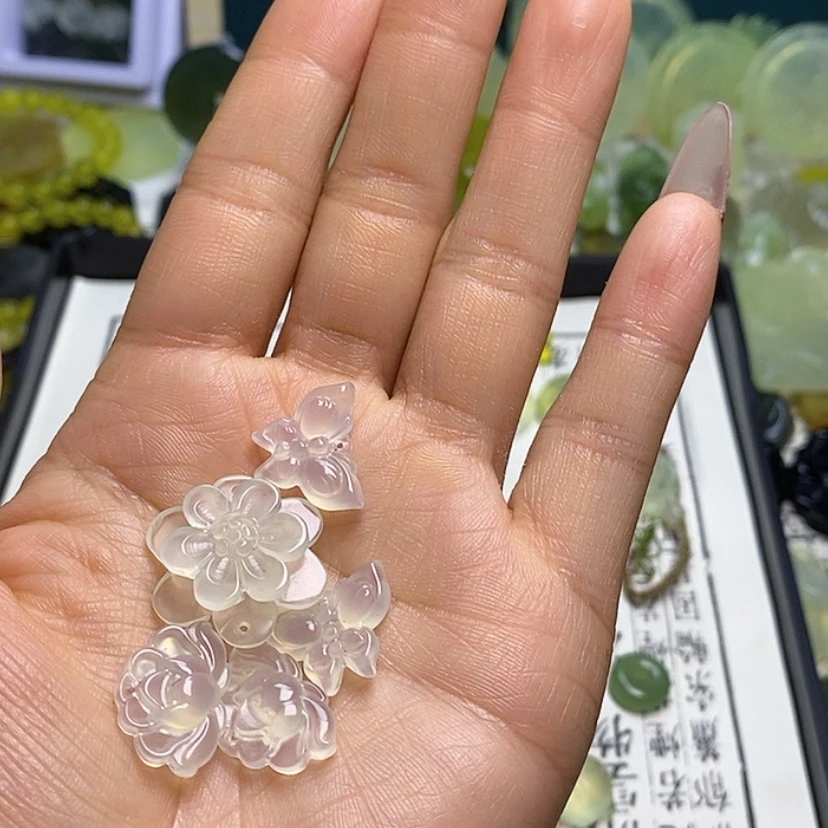 【闪购商品】蛇纹石玉颈饰未镶嵌位****?