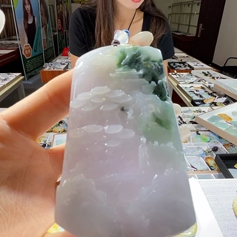 翡翠未镶嵌颈饰一个