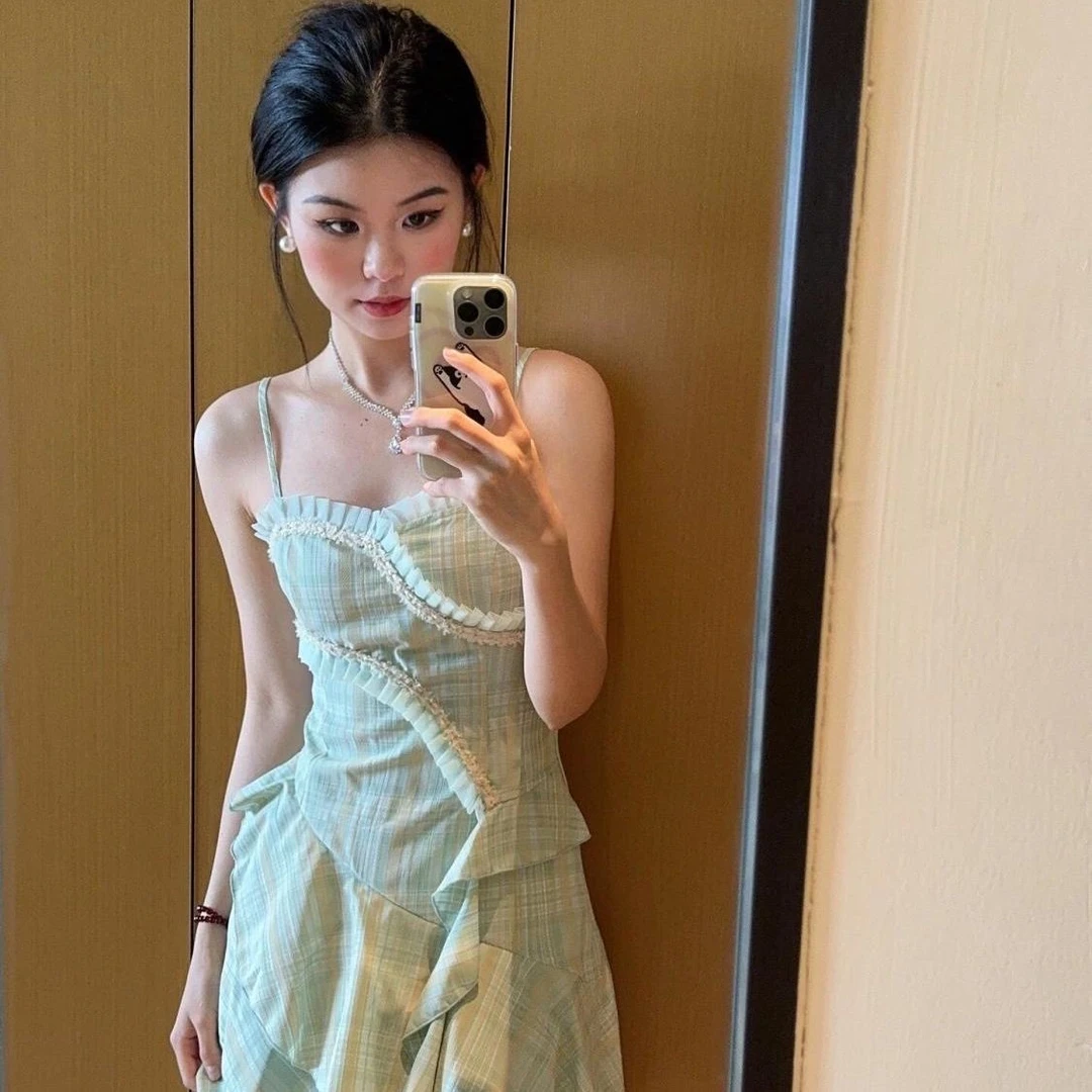 夏季法式复古连衣裙2025网红爆款格子裙不规则别致气质短裙子女