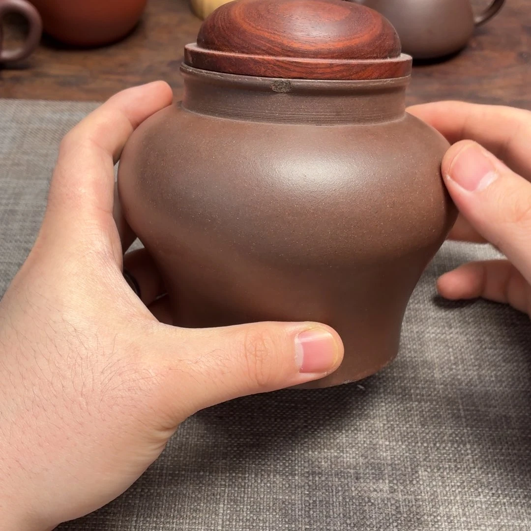 紫砂茶壶将军罐。