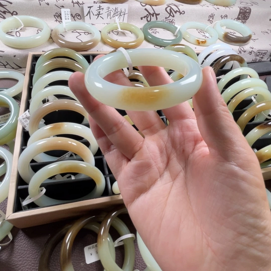 和田玉未镶嵌手镯