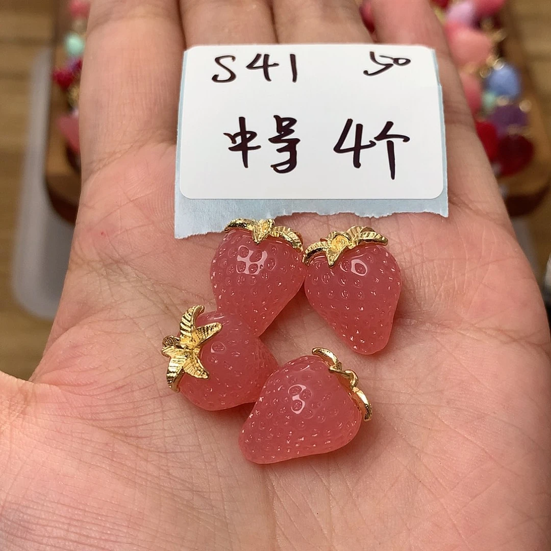 S41 日本树脂草莓吊坠