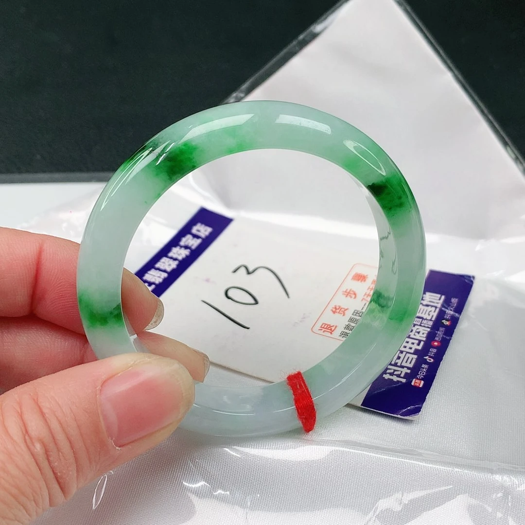 翡翠手镯未镶嵌翡翠