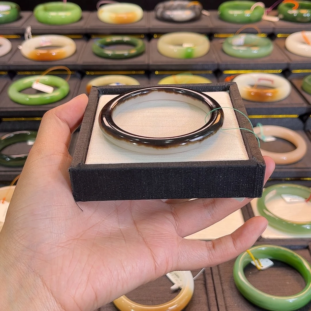 和田玉未镶嵌手镯黑皮糖奶盖