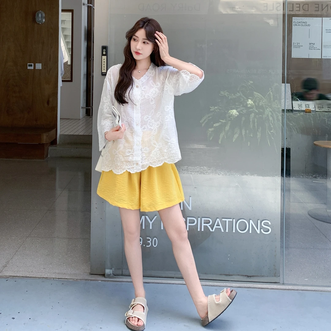 慵懒休闲风简约套装裤女2025夏季新款刺绣上衣黄色阔腿短裤两件套