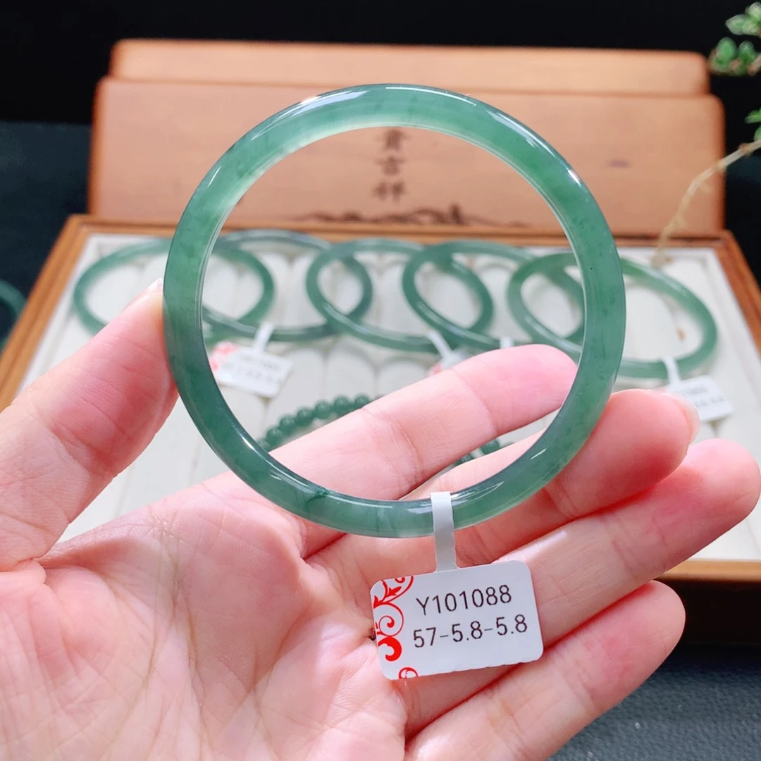 翡翠手镯（圆镯）未镶嵌