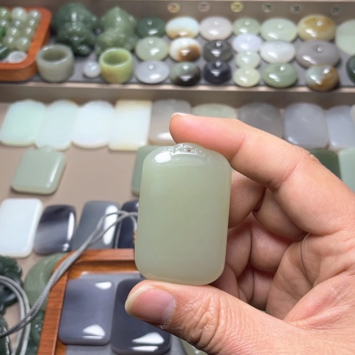 和田玉颈饰未镶嵌吾**帅