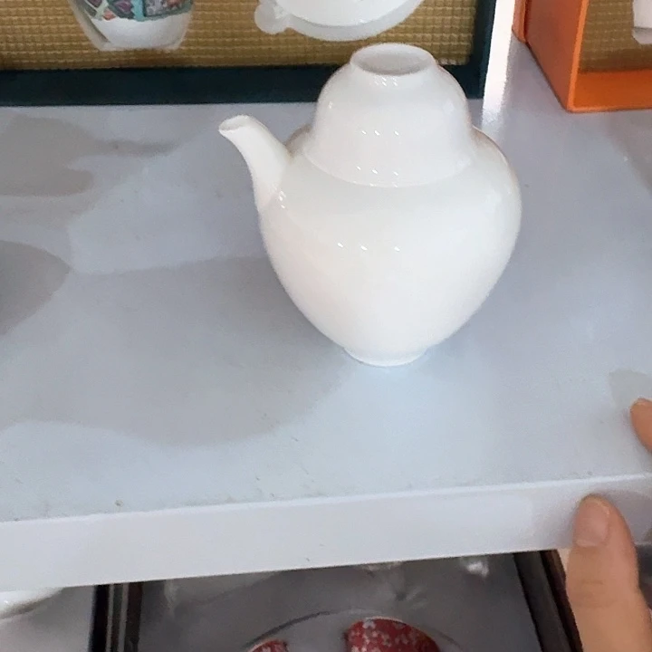 主人杯一个，瓷。。品茗