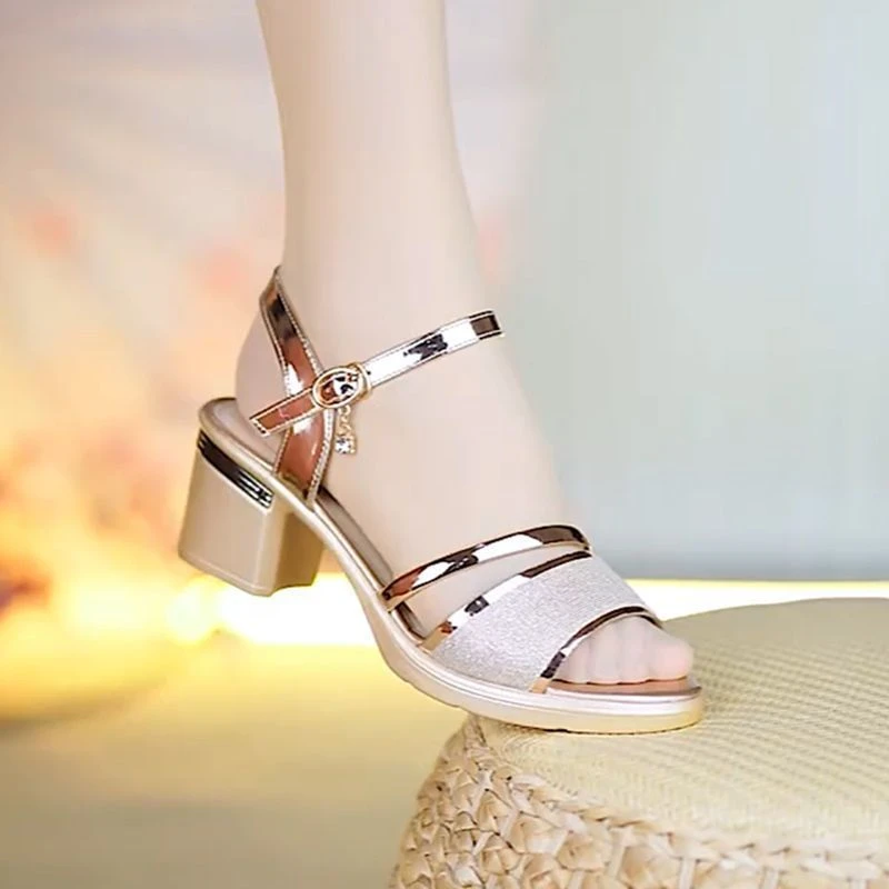 女士外穿露趾防滑2025夏季新款时尚百搭中跟粗跟一字扣凉鞋女鞋