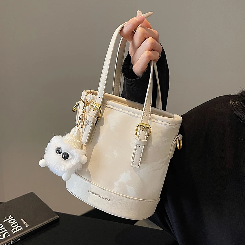 复古百搭斜挎包包女2025新款秋冬季时尚小托特包高级感手提水桶包