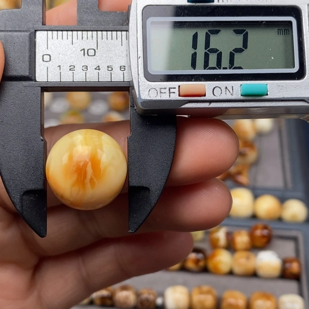 裸石琥珀未镶嵌圆珠