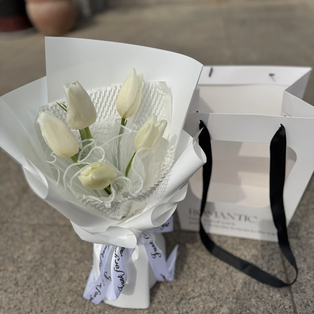 （郁见你）5朵白色郁金香精致小花束送手提袋