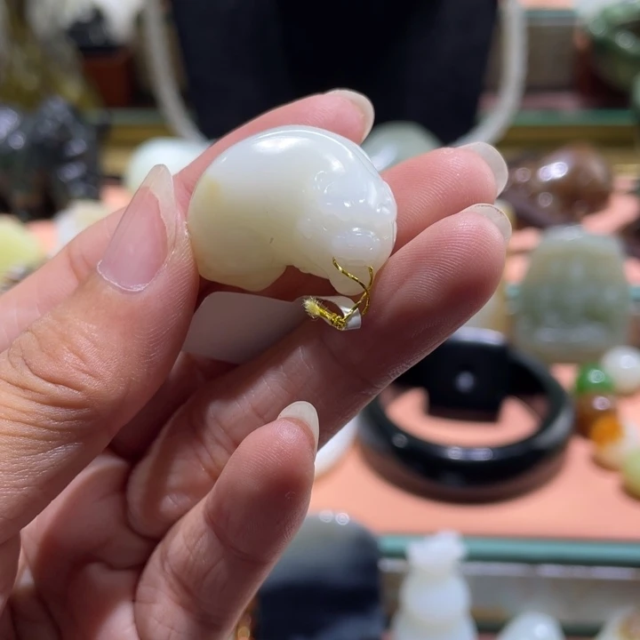 颈饰未镶嵌和田玉（白玉）