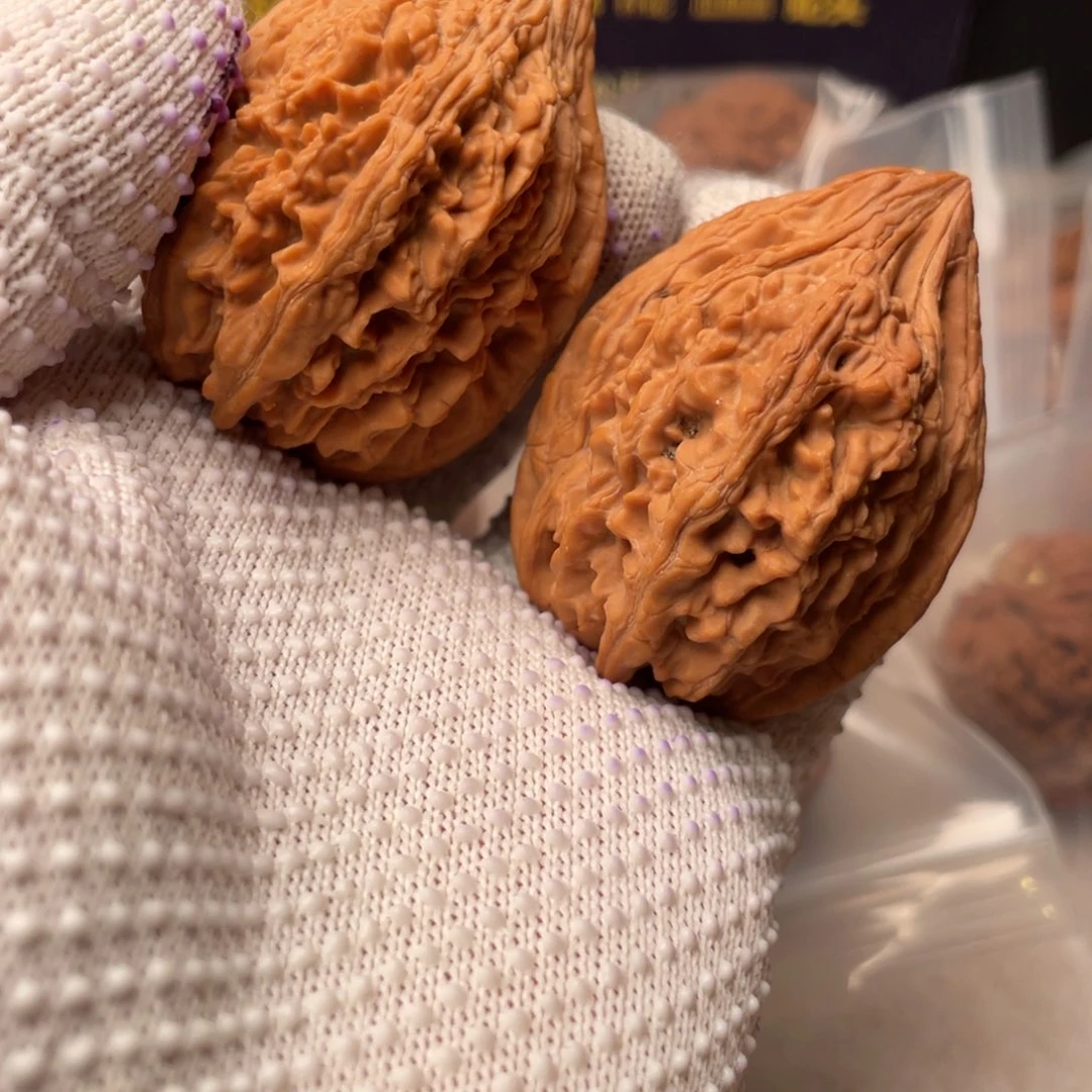 廊***龑文玩核桃吊坠39+尺全品大沽石