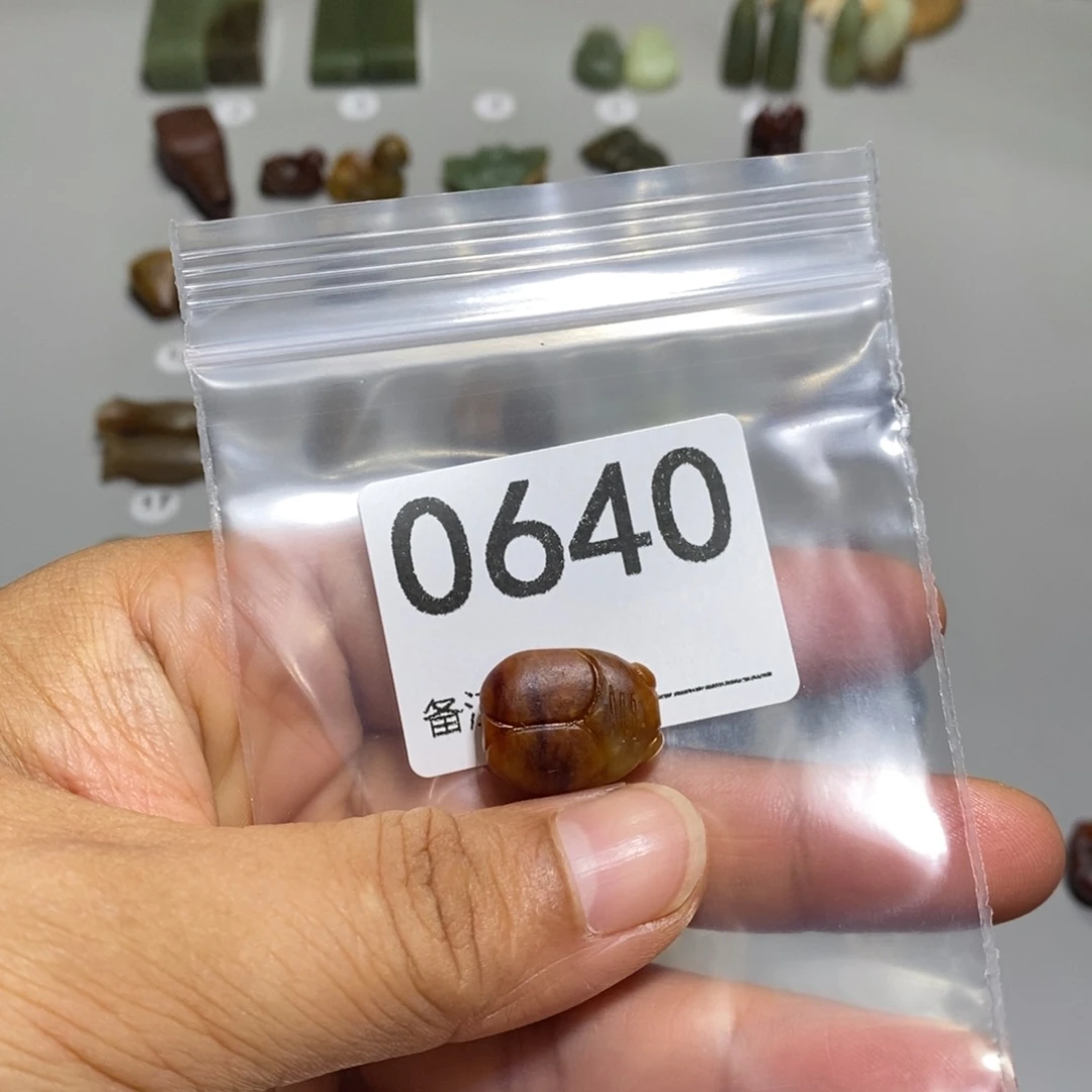 颈饰未镶嵌透闪石质玉回**涯