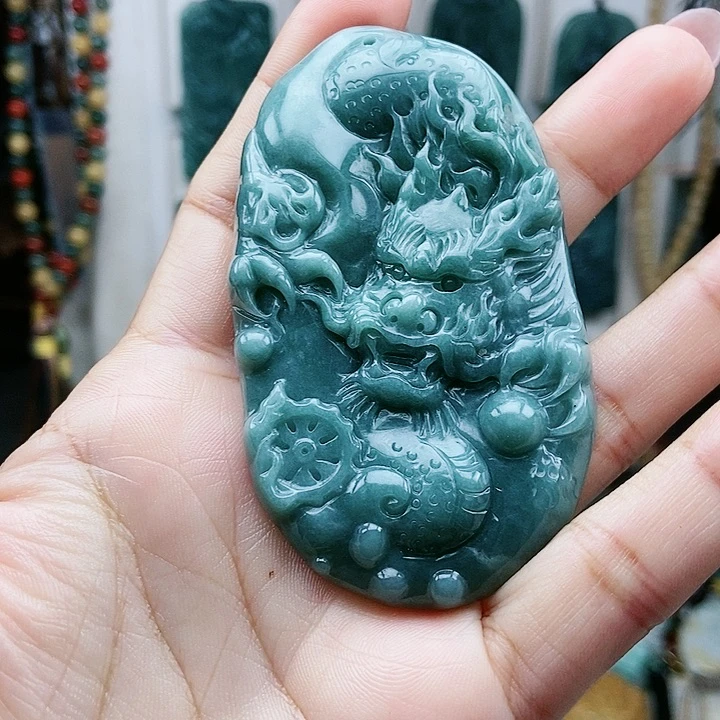 颈饰足铂镶嵌翡翠翡翠