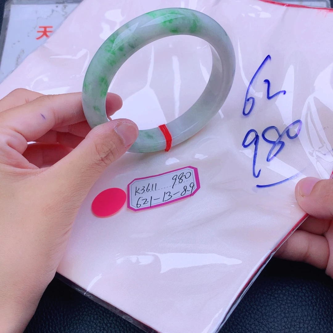 翡翠手镯未镶嵌翡翠