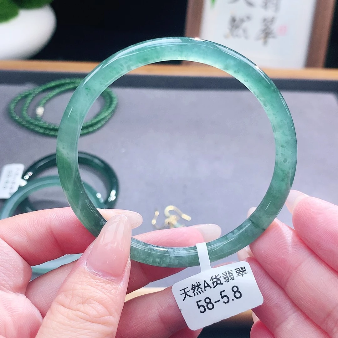 翡翠手镯（圆镯）未镶嵌