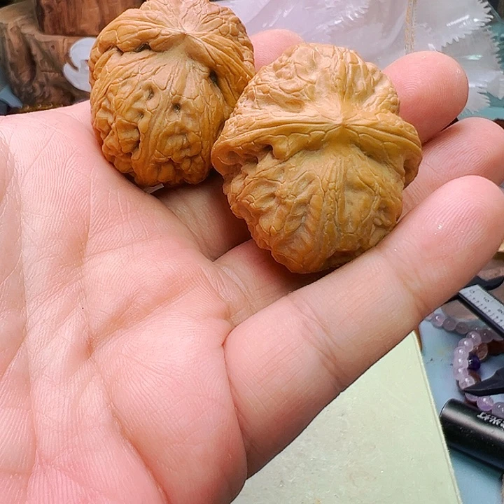 未镶嵌珠宝半成品水晶?**间