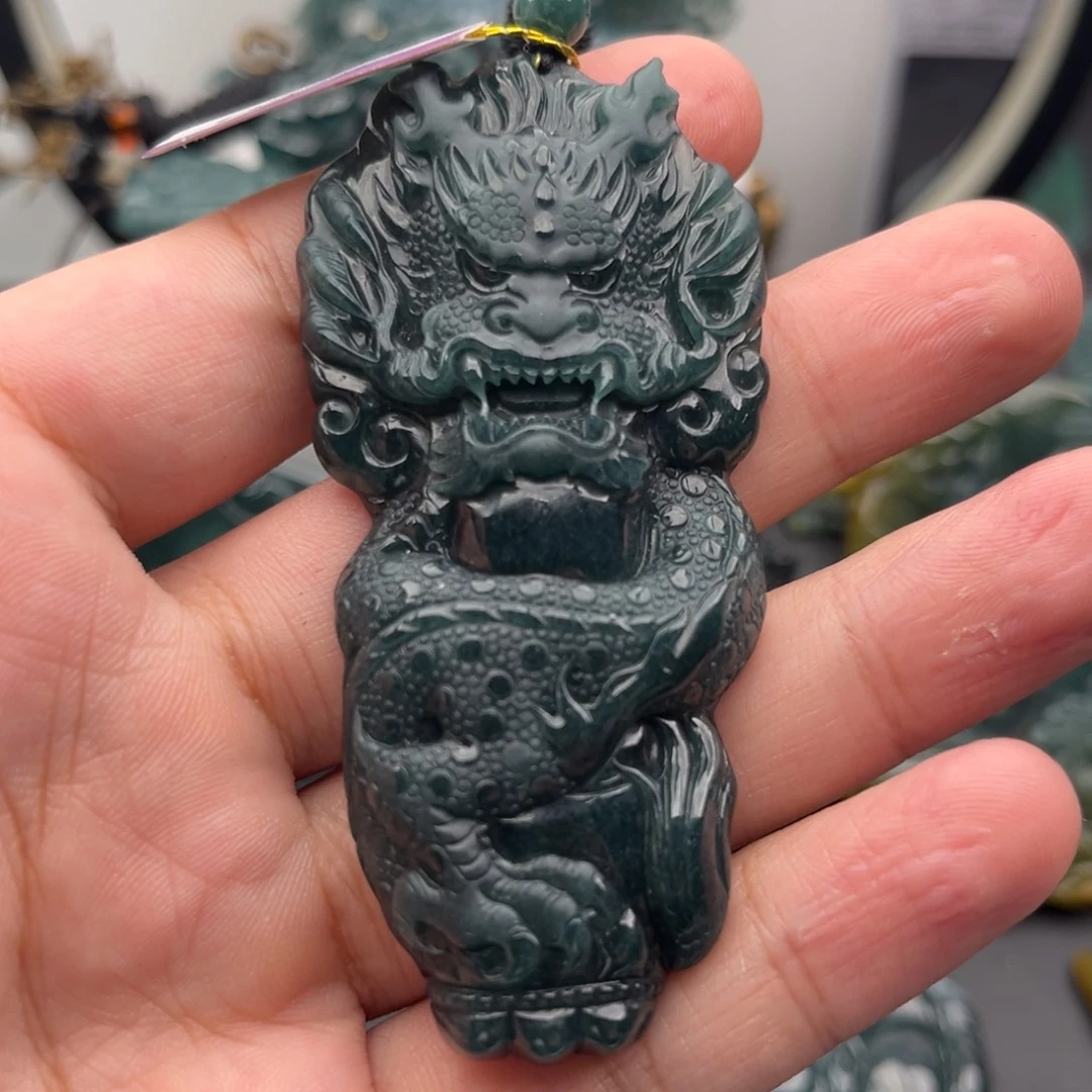 撕***8翡翠未镶嵌颈饰龙