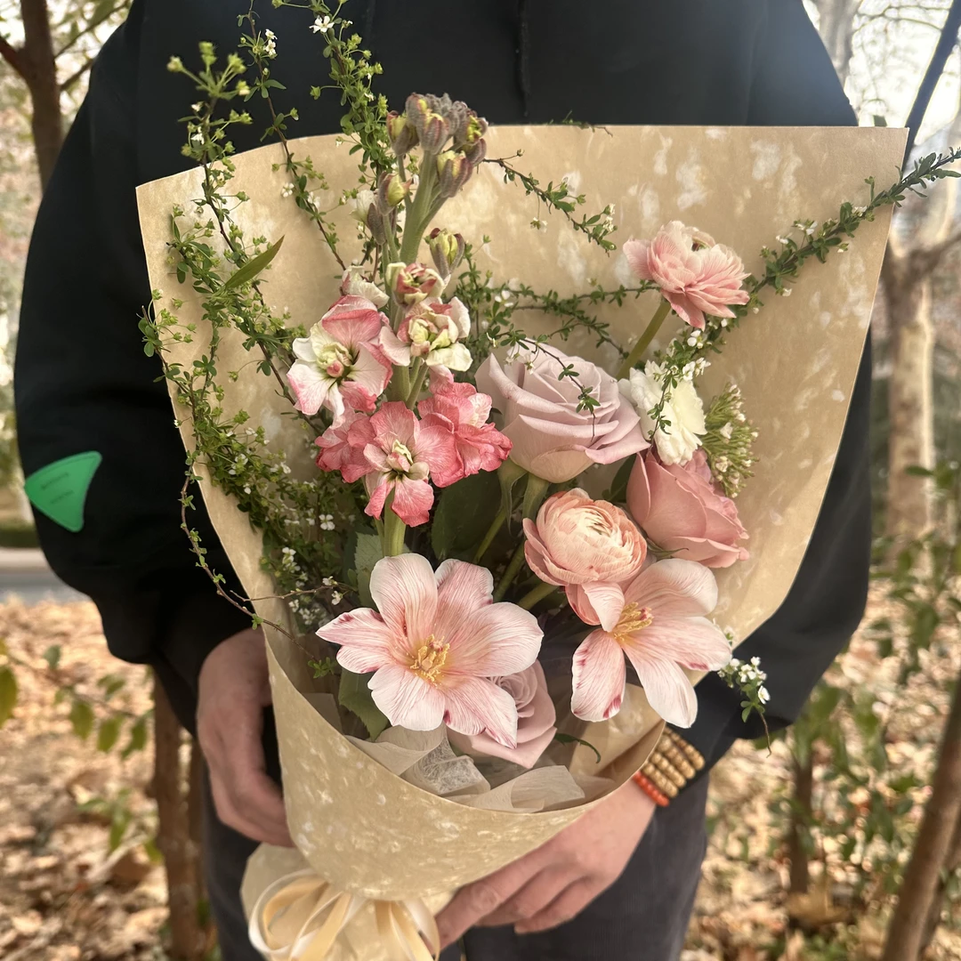 3枝卡布奇诺2枝郁金香1枝紫罗兰2枝洋牡丹花束