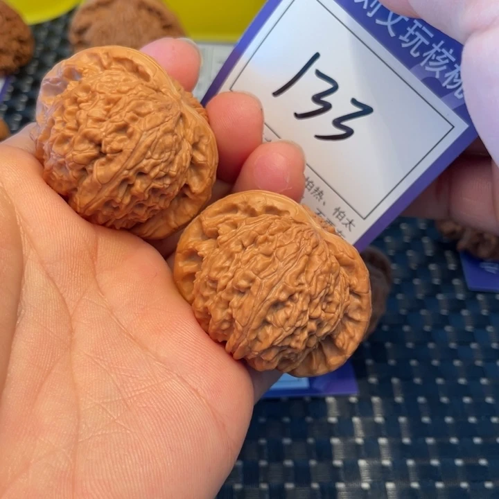 桃核把件43狮子133。。。。。。。