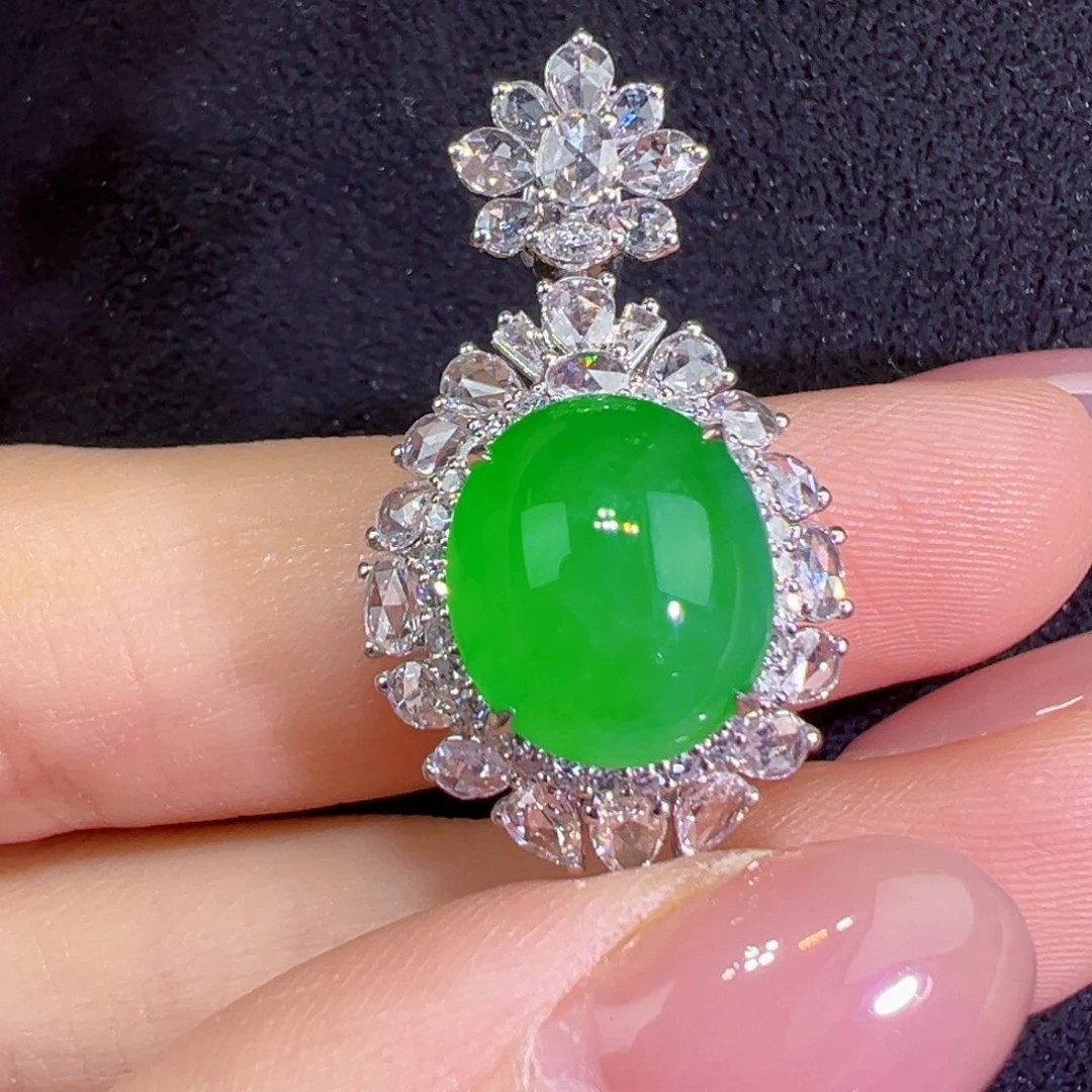 翡翠18K金镶嵌颈饰蛋面