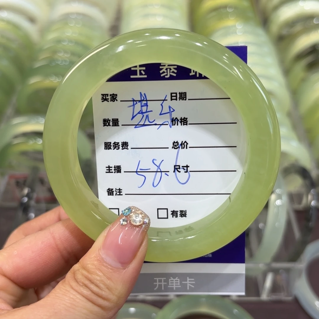 岫玉手镯未镶嵌堪***室岫玉