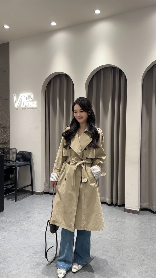 长款收腰的卡其色风衣