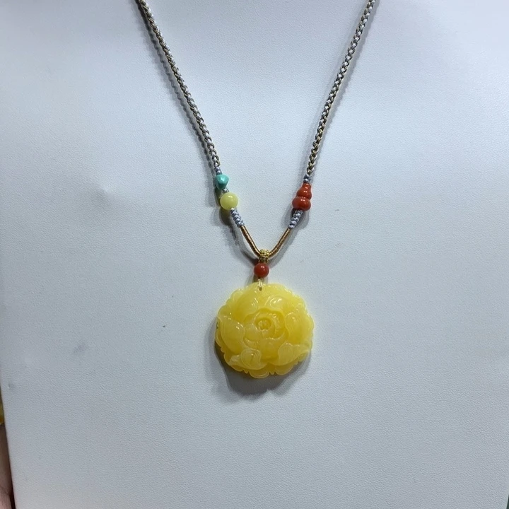 蜜蜡未镶嵌颈饰牡丹花