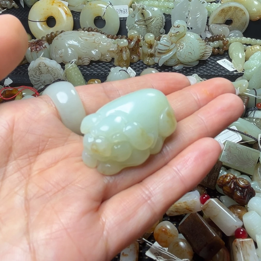 小***力和田玉未镶嵌颈饰