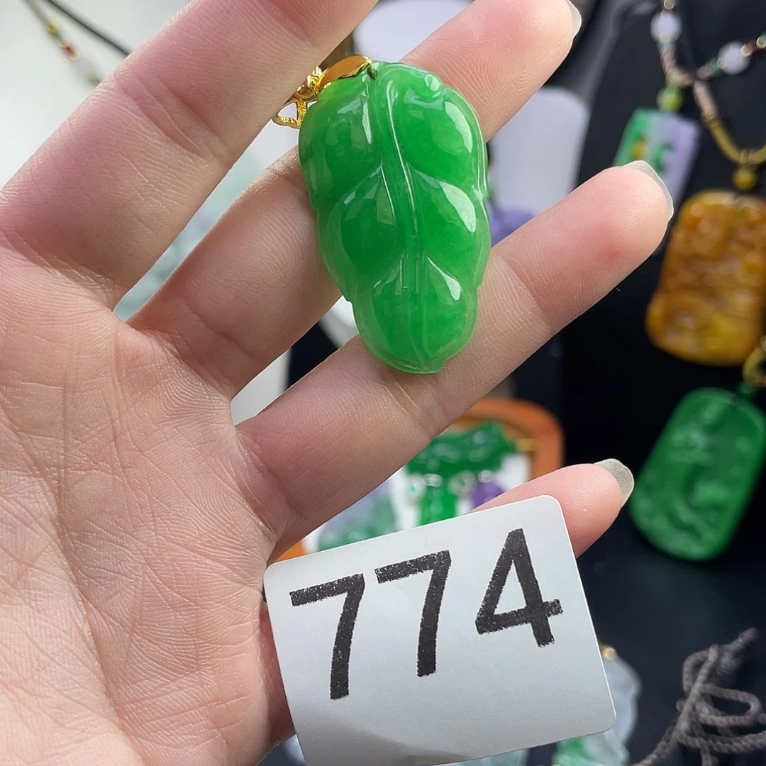 翡翠未镶嵌吊坠(赠链)