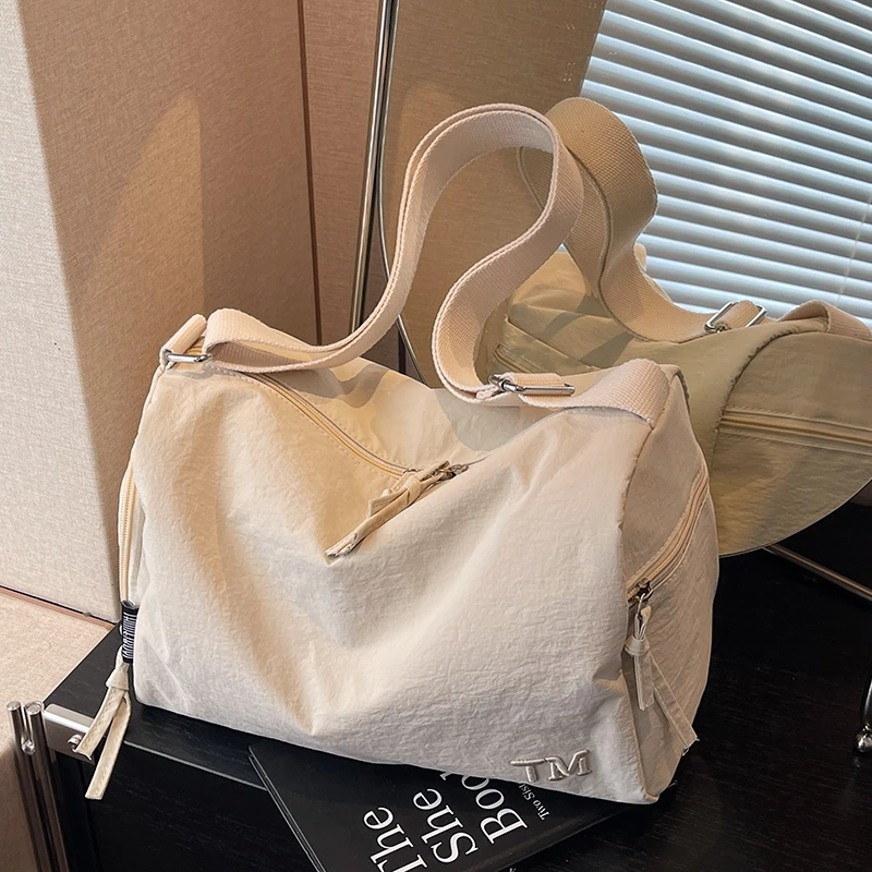 今年流行包包女大容量2025新款简约百搭宽带单肩斜挎包质感枕头包