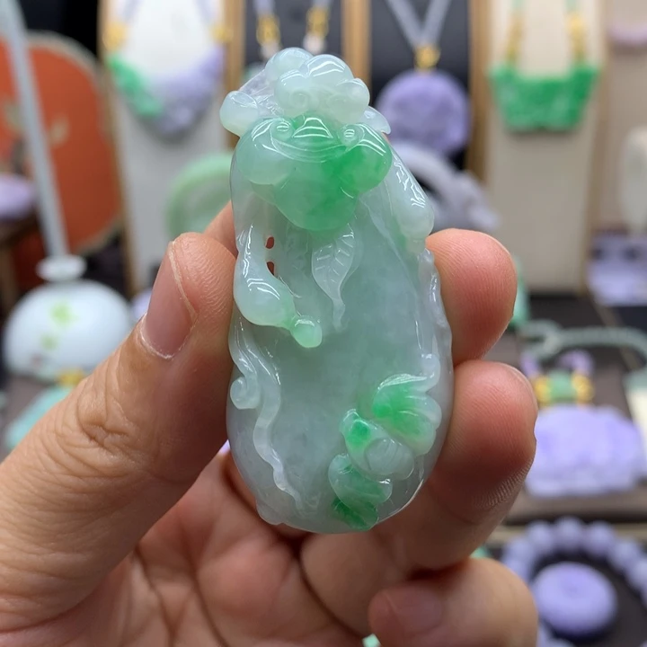 翡翠未镶嵌吊坠(赠链)