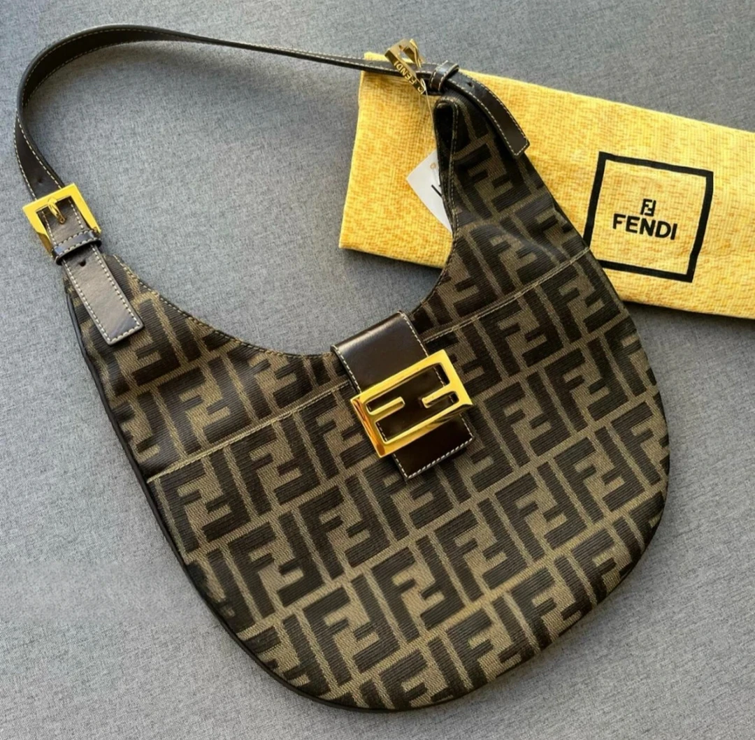 95新 FENDI/芬迪 芬迪金扣单肩月亮包