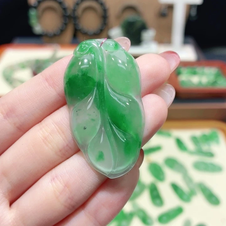 石英质玉（非洲翠）未镶嵌颈饰