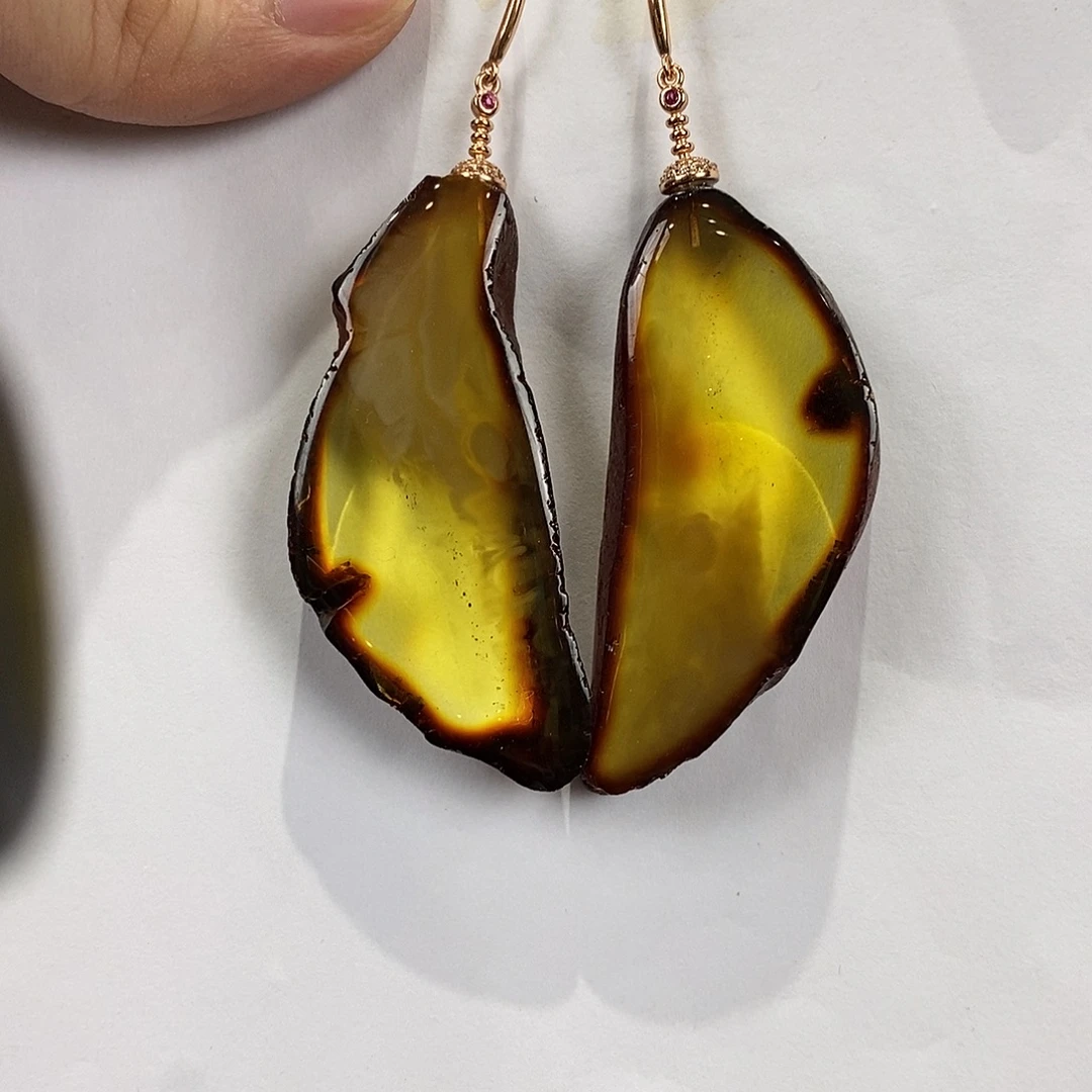 琥珀未镶嵌颈饰多人