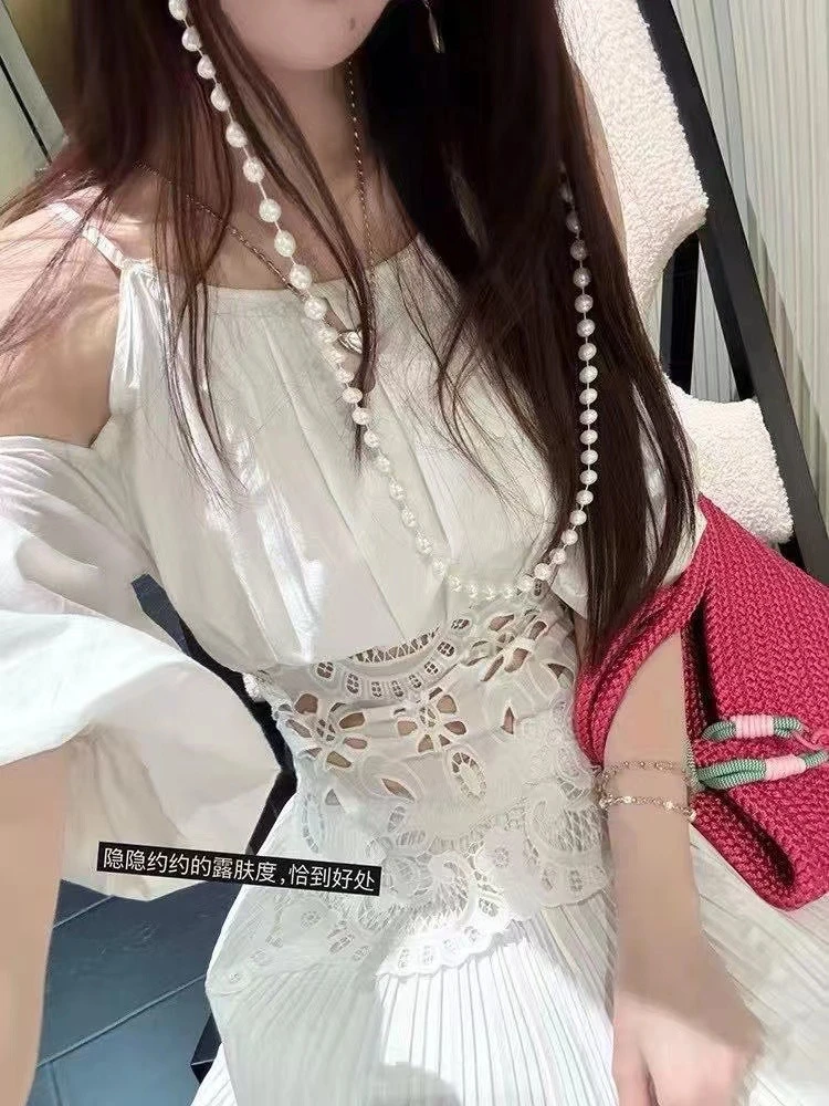 设计感镂空泡泡袖上衣