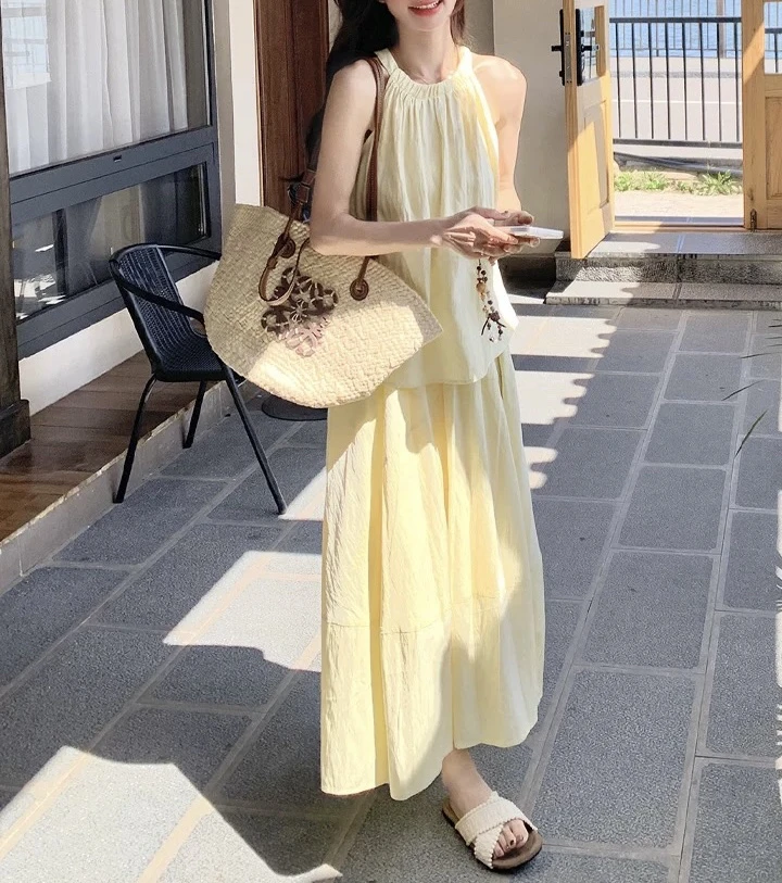 233 【两件套】度假风温柔穿搭挂脖上衣半身裙套装（H024）