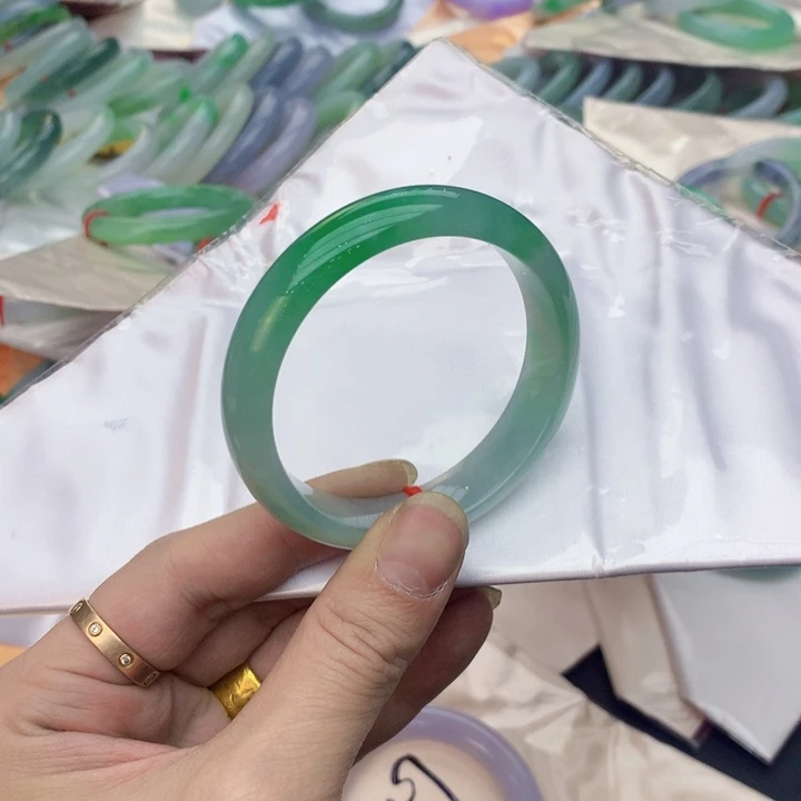翡翠手镯未镶嵌依***享翡翠手镯