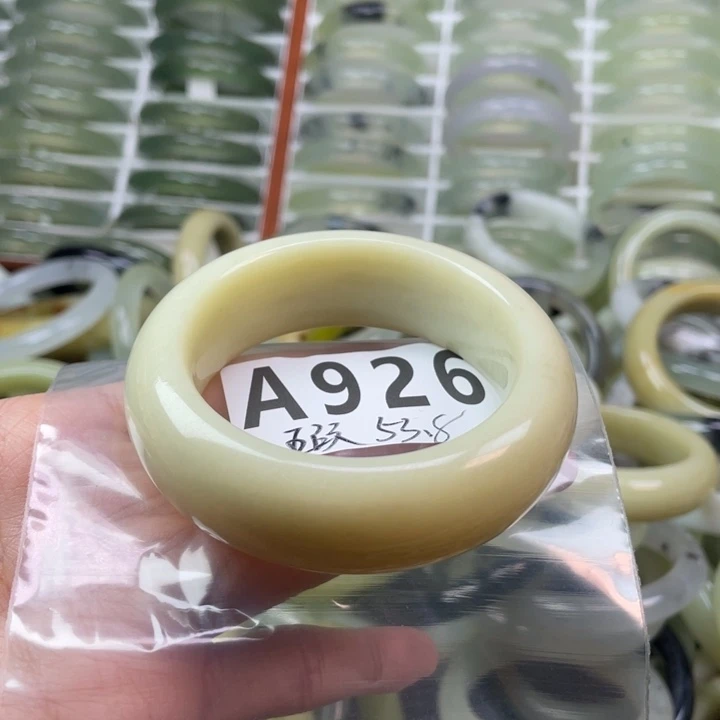 跳****蛇纹石玉未镶嵌手镯