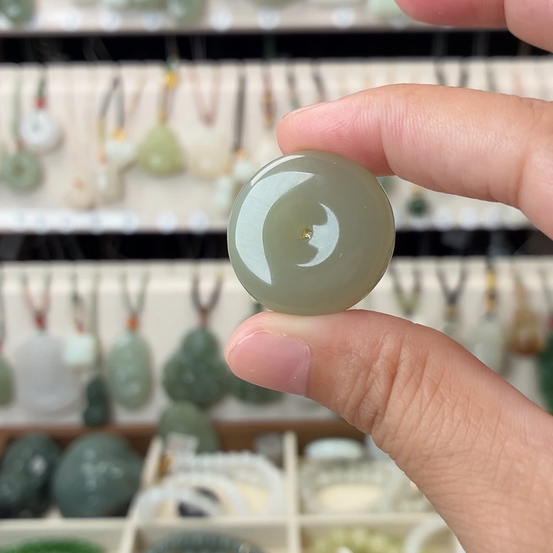 芳***姐颈饰未镶嵌和田玉平安扣卡25左右