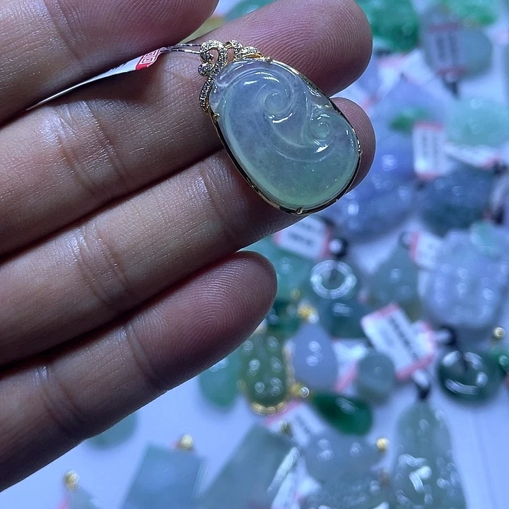 翡翠18K金镶嵌颈饰翡翠