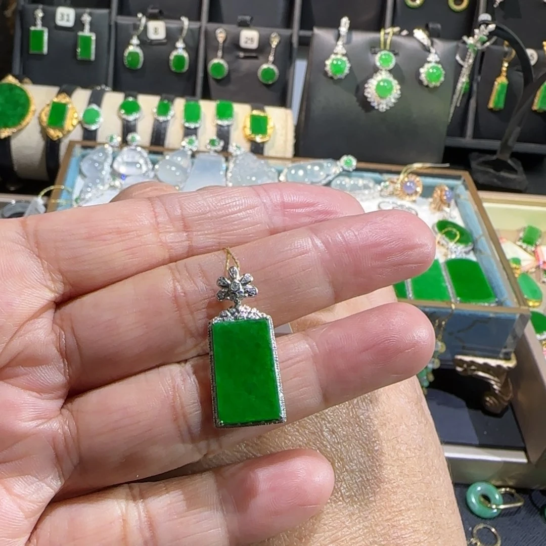 翡翠18K金镶嵌颈饰吊坠