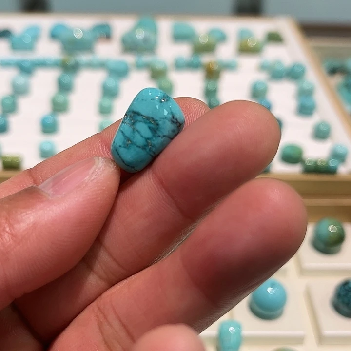 绿松石未镶嵌珠宝奇石